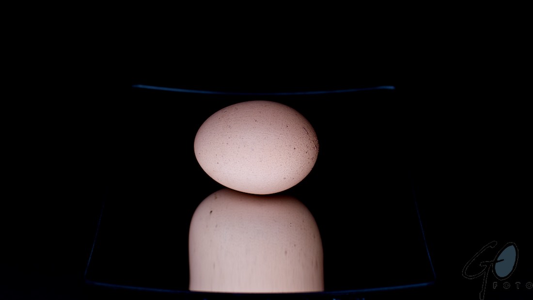 Spiegelei met Pasen. Foto van een ei op een scheerspiegel.