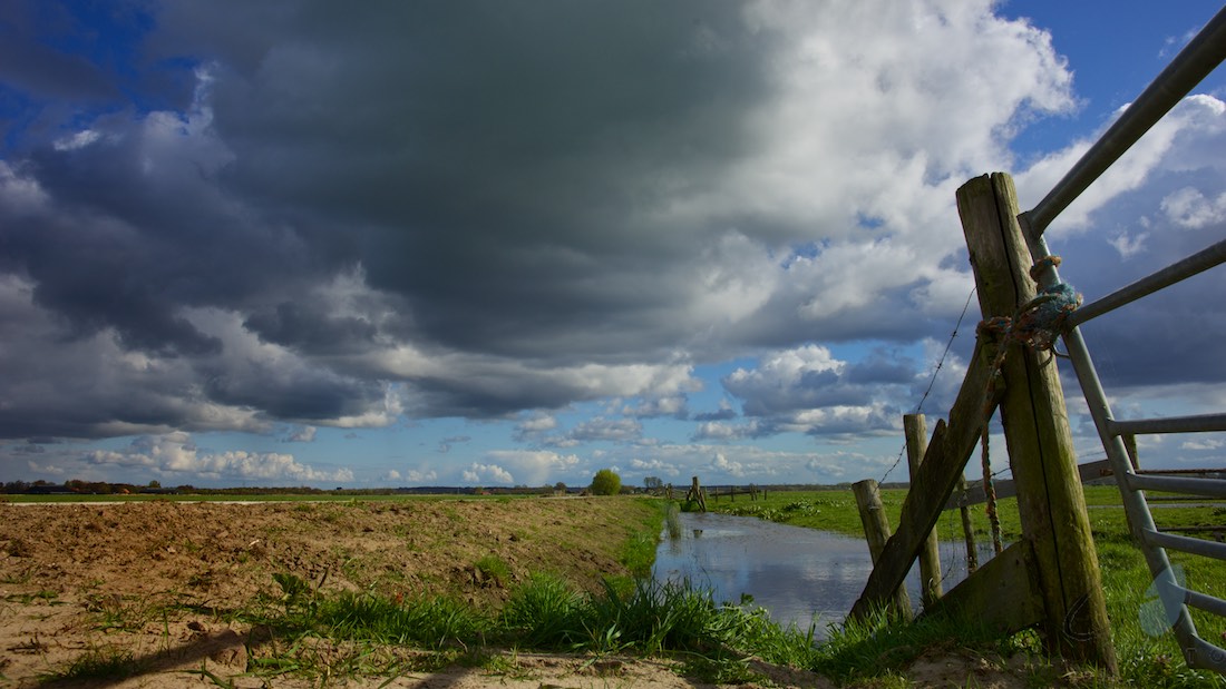 Gezichten van schoonheid. Foto van een sloot met een imposante wolkenlucht.