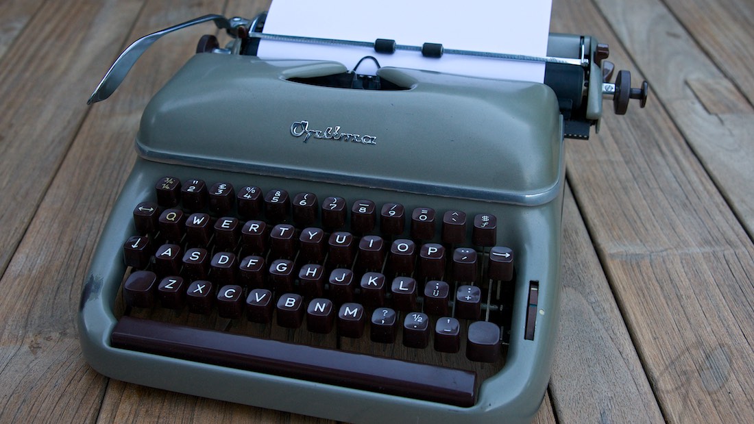 Journalist als Zwitsers zakmes. Foto van een oude schrijfmachine.
