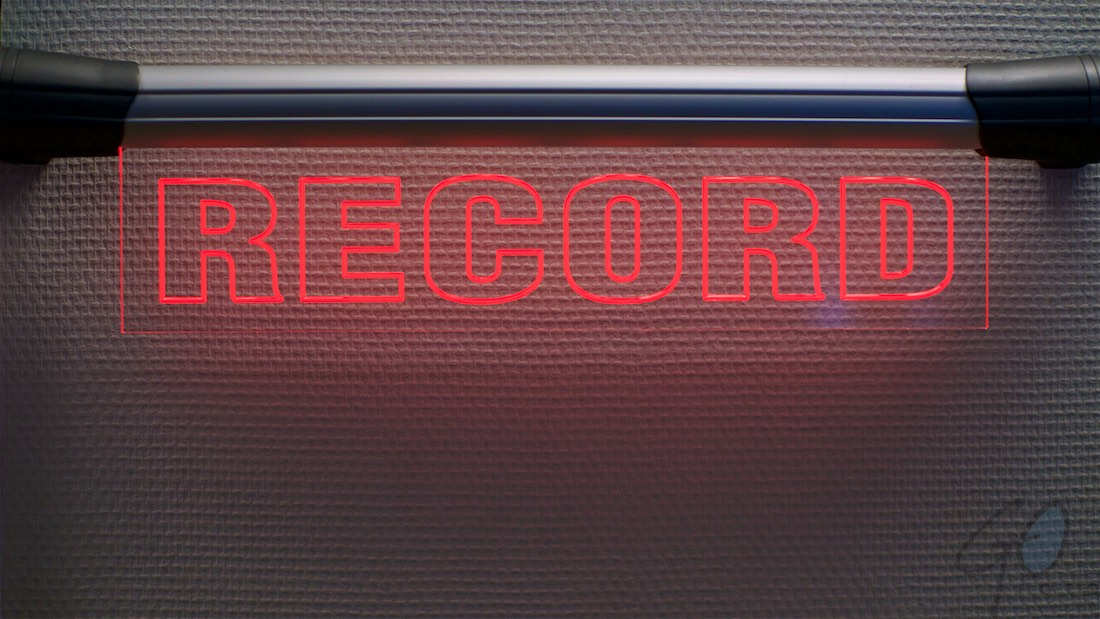 Podcastradio. Foto van een rood waarschuwingsbord bij een radiostudio.
