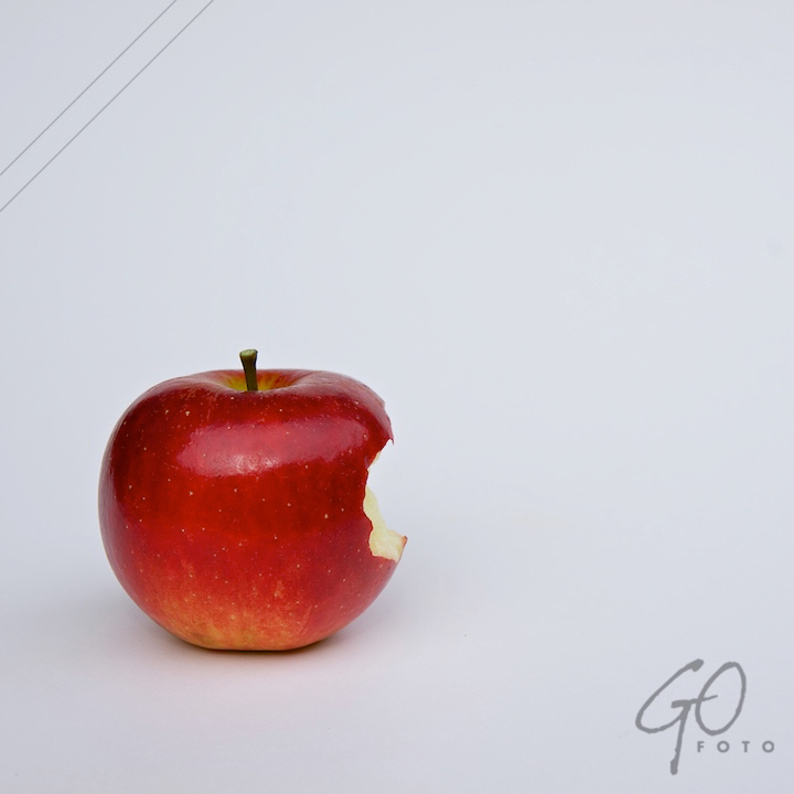De Appel in de achtertuin vanaf 2012. Aangebeten appel op wit bord.