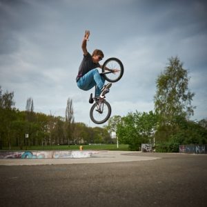 Foto van jongen op een skatebaan met een fiets - bij het blog Jonas en de pornoster - small