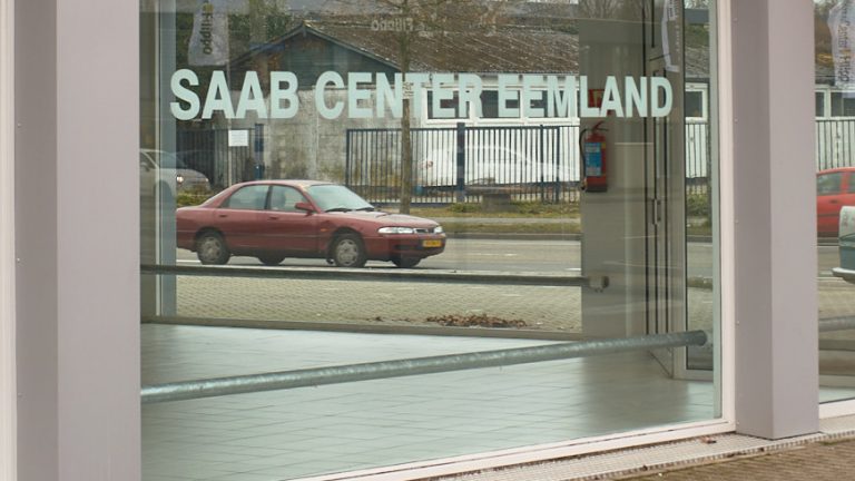 Lege etalage van autobedrijf Saab Center Eemland