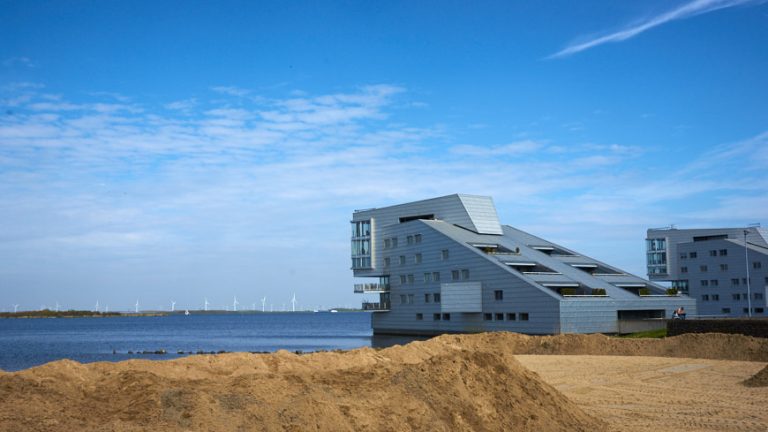Futuristische huizen aan Gooimeer