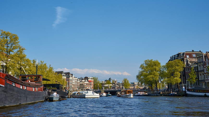 Blik op Amsterdamse grachten vanaf het water