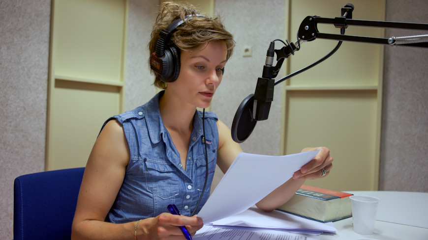 Angela Schijf in radiostudio