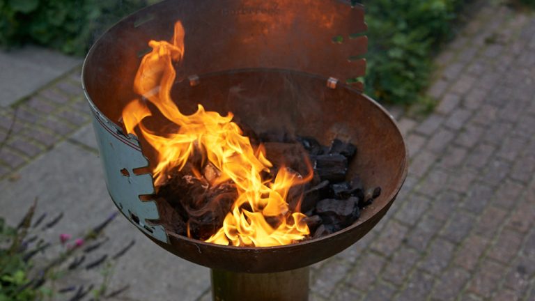 Brandende barbecue