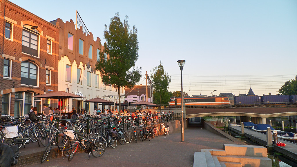 Vol terras in de avondzon