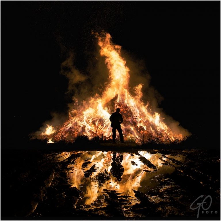 Vlammenzee met silhouet van een man
