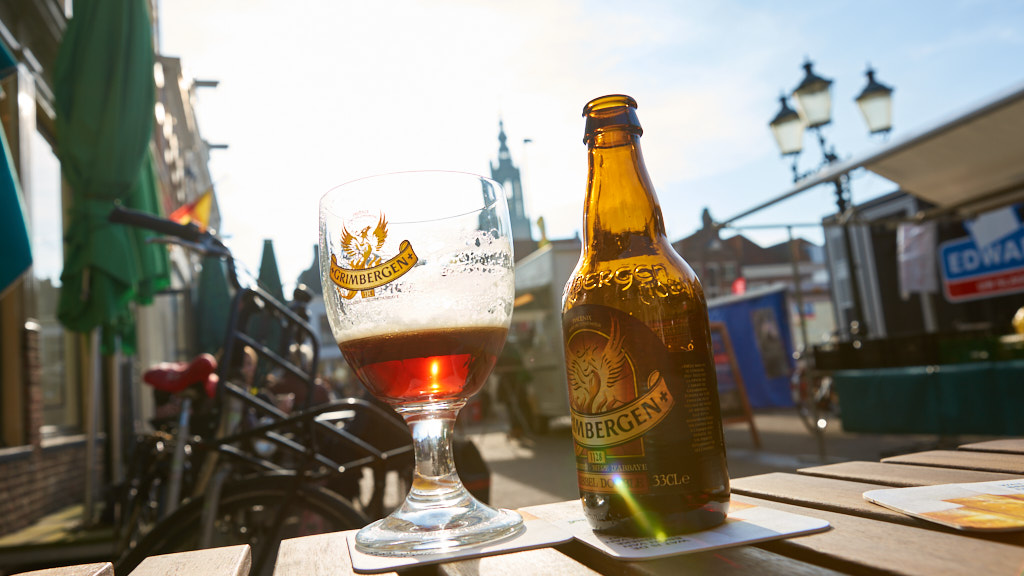 Bier op tafel in de zon