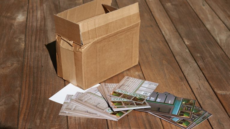 Kartonnen doos met stapel brochures