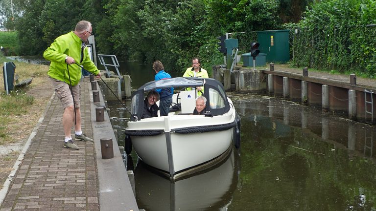 Mannen meren bootje aan