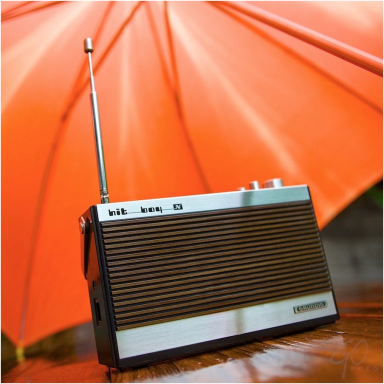 Transistorradio onder paraplu