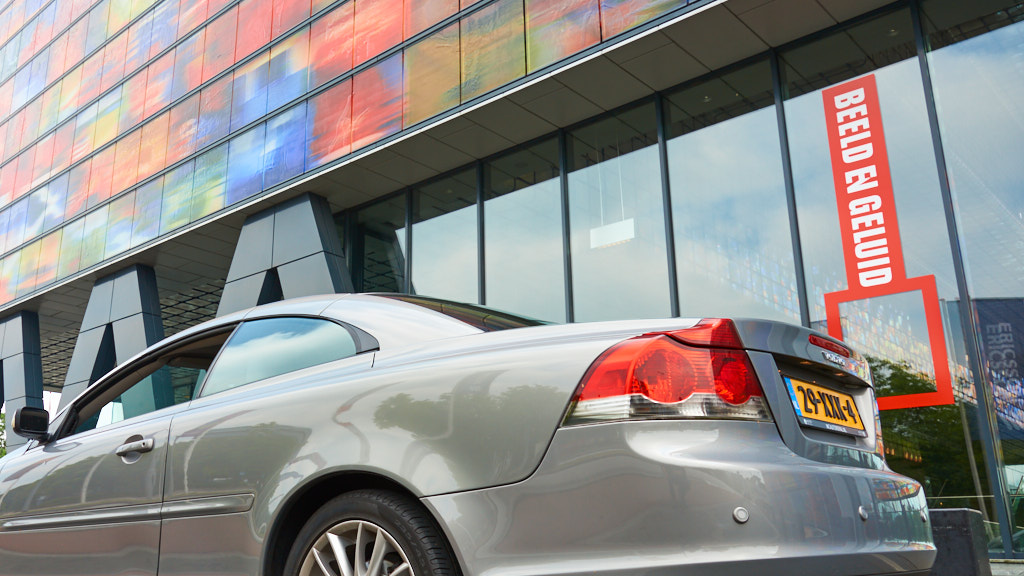 Volvo C70 voor gebouw van Beeld en Geluid in Hilversum