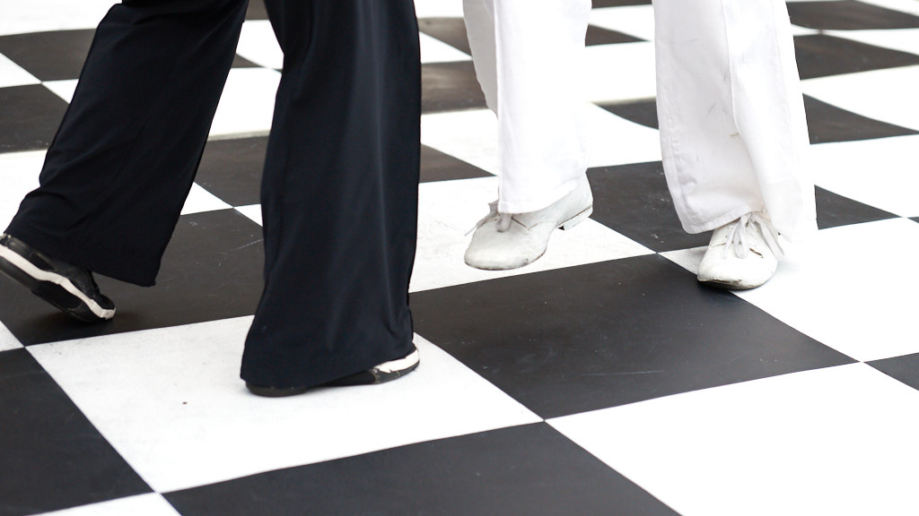 Dansende voeten op groot schaakbord
