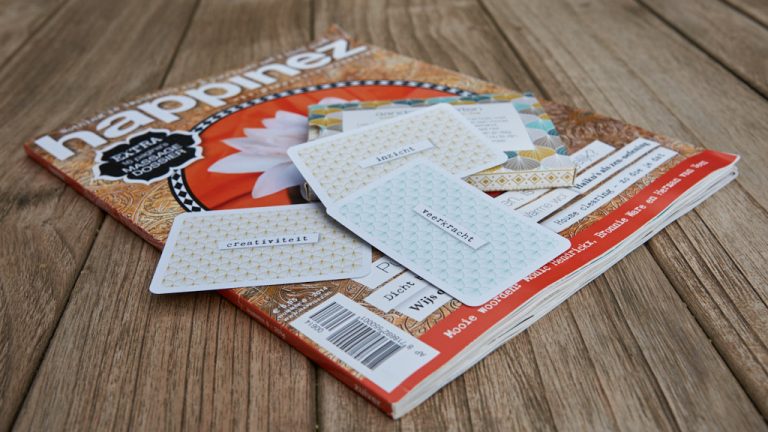 Magazine Happinez met speelkaarten