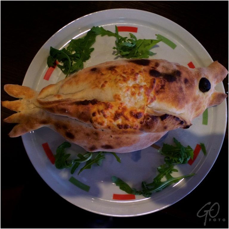 Pizza Calzone in de vorm van een vis