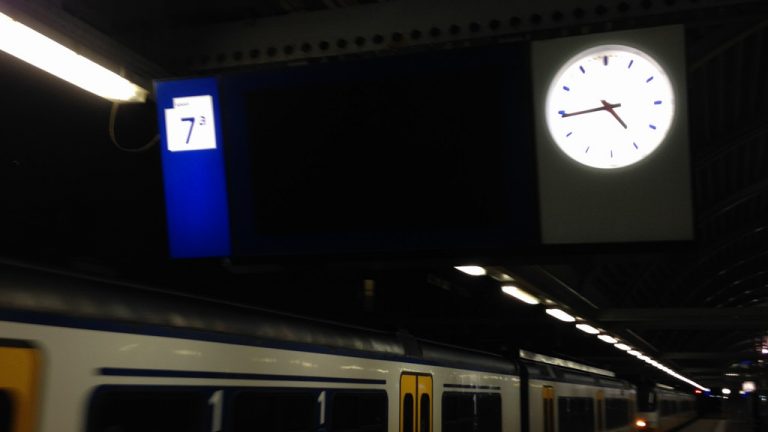 Treinstation met klok die 04:45 uur aangeeft