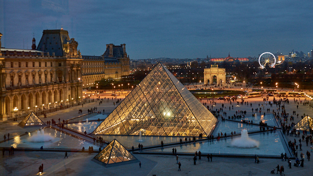 Glazen piramide bij het Louvre. Avondfoto.