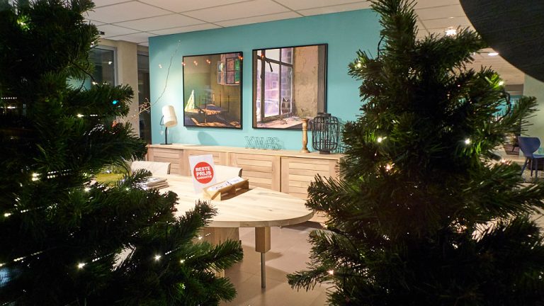 Interieur woonwinkel tijdens kerst