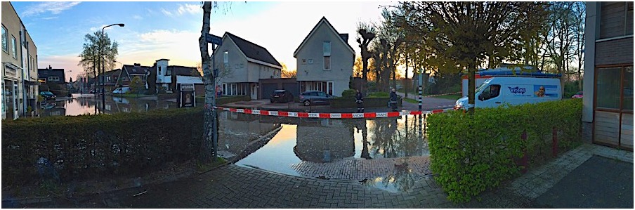 Panoramafoto van een straat die onder water staat