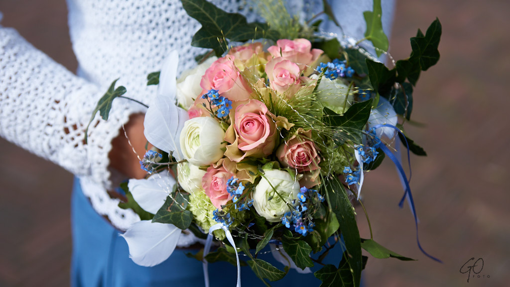 Jonge vrouw met boeket