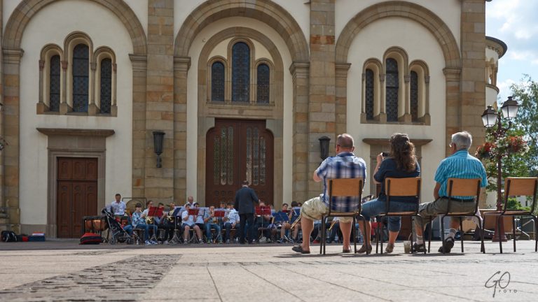 Jeugdorkest op leeg plein