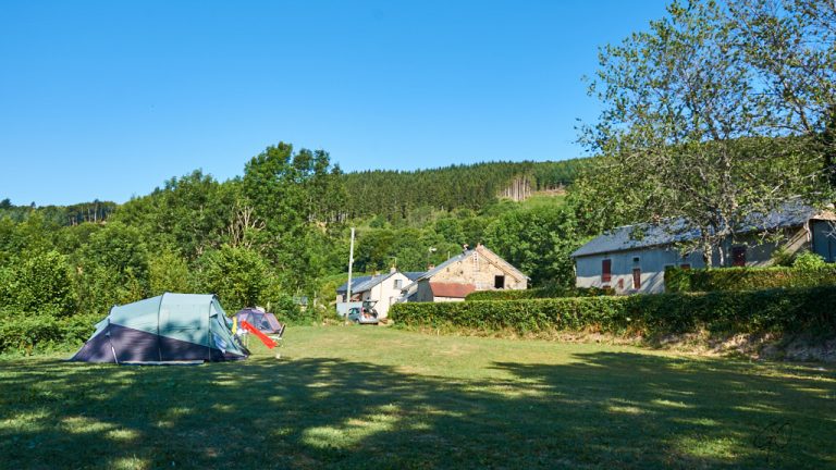 Tent op leeg grasveld