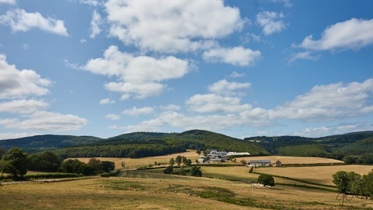 Uitzicht over heuvellandschap met wolkenlucht