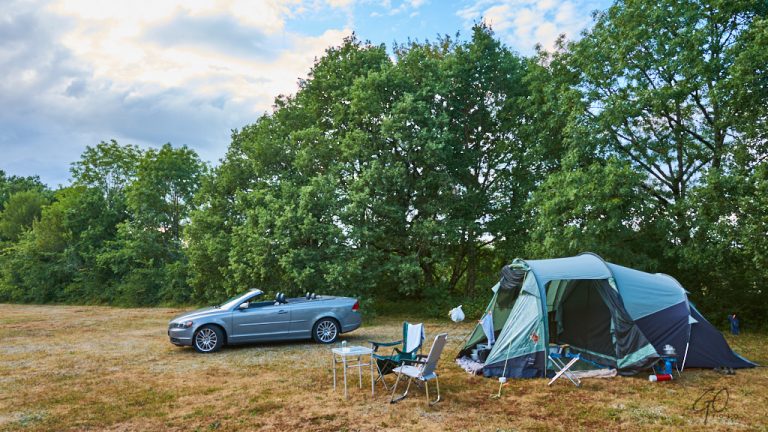 Tent en auto op leeg grasveld