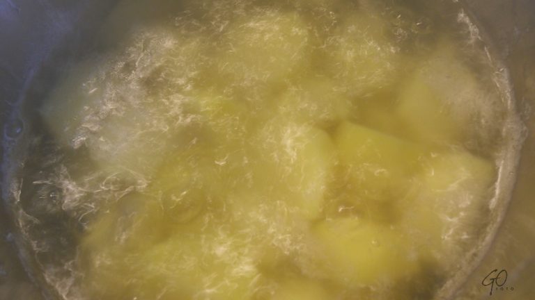 Pan met kokend water en aardappelen