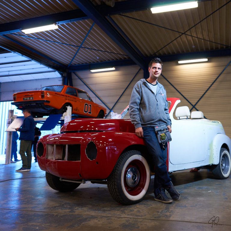 Jonge man restaureert een oude Volvo