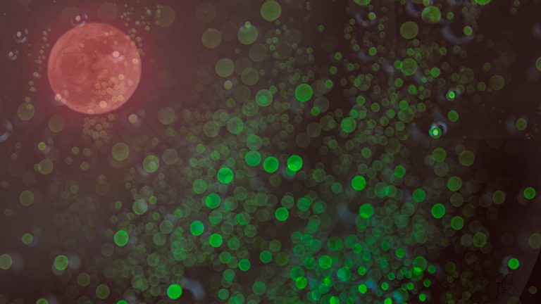 Wazige bloedmaan achter een glasruit met groene stipjes