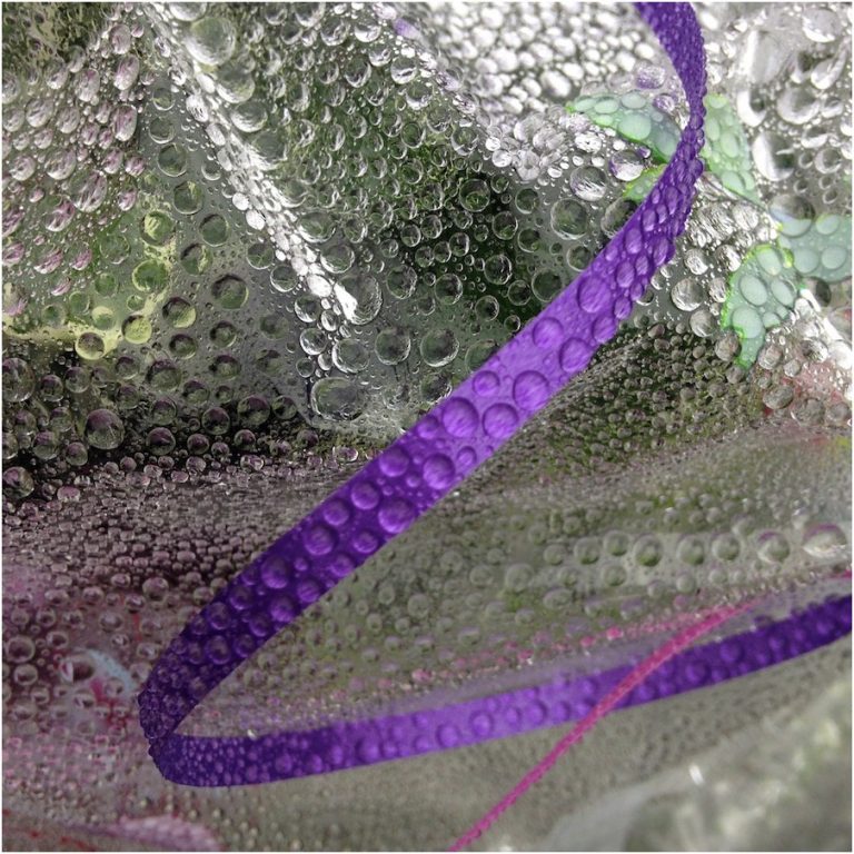 Plastic met waterdruppels en paars lintje