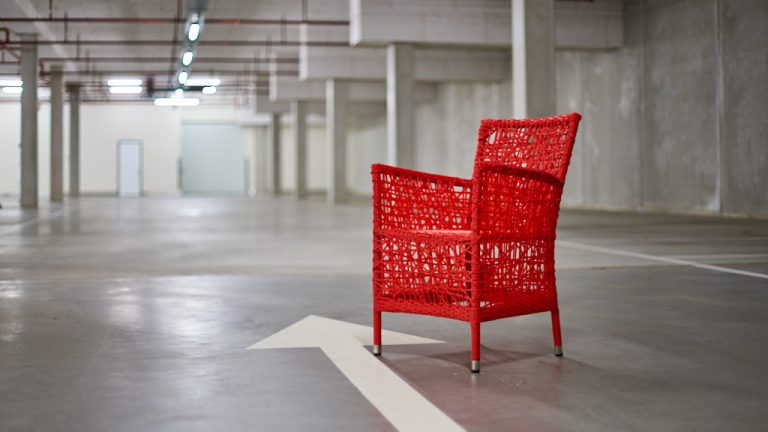 Rode rieten stoel in lege parkeergarage