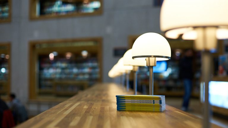 Stapel boeken op leestafel van bibliotheek