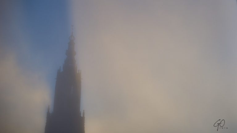 Kerktoren gehuld in nevel