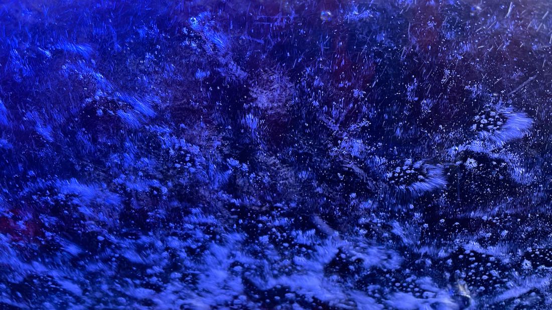 Blauw licht in wasstraat