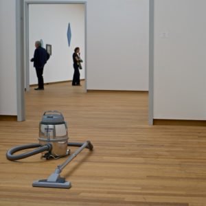 Foto van een stofzuiger in een museum