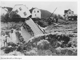 Göta älvs historia, Över 200 ras har noterats. Det stora skredet i Surte år 1950 medförde att en stor del av samhället rasade ner i älven.