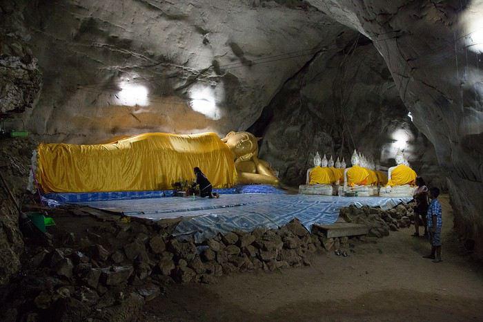 grotte et bouddha couché