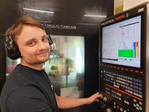 David vid Mazak INTEGREX i-200S​ - Götlunda CNC Teknik AB