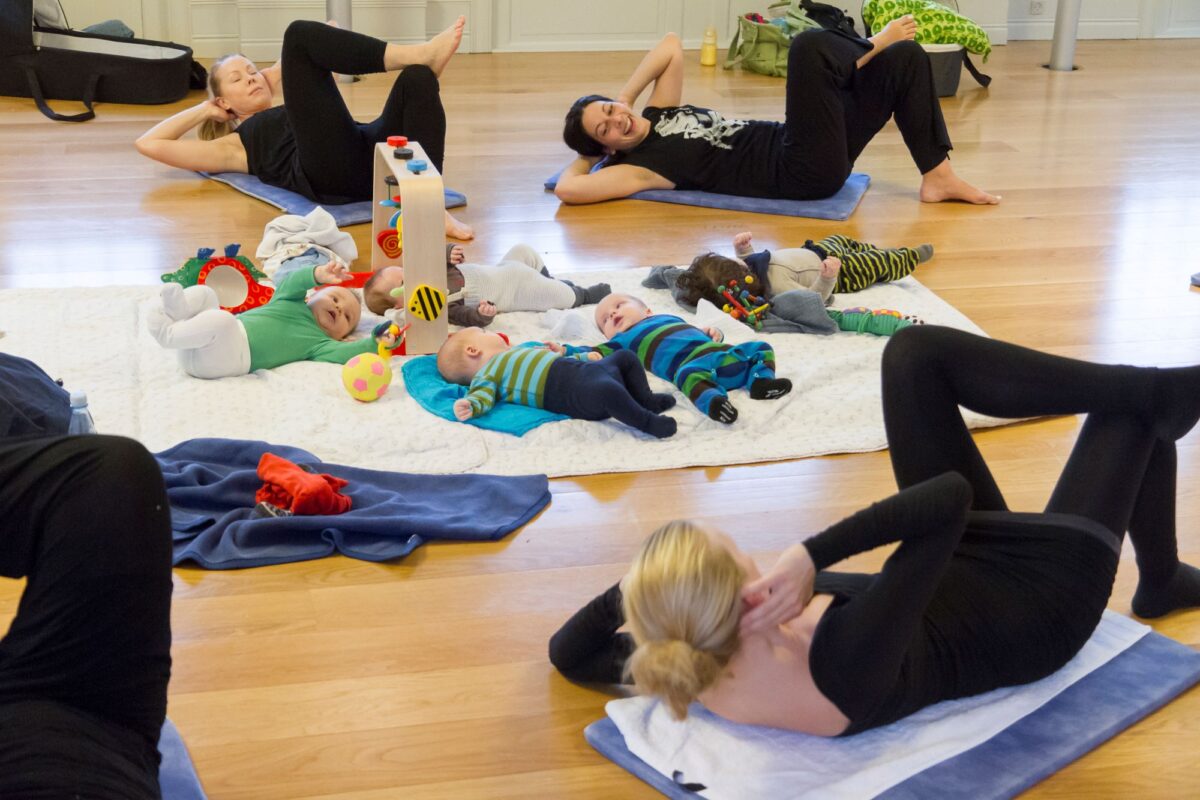Babyer, forældre og bedsteforældre til barselsgymnastik i Gotvedhuset.