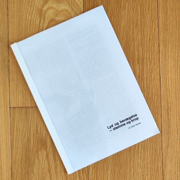 Artikel: "Lyd og bevægelse - stemme og krop" af Helle Gotved.