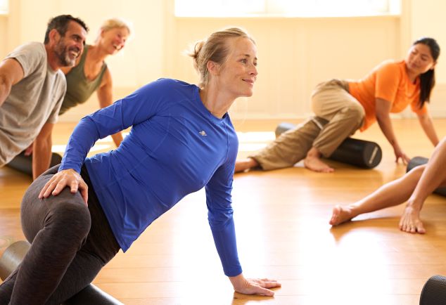 Vil du gerne mindske kroppens spændinger? Med bindevævstræning får du en motionsform, som både styrker, stabiliserer og løsner og blødgør dit bindevæv. Vi har både kurser og workshops og slip kroppen fri. 