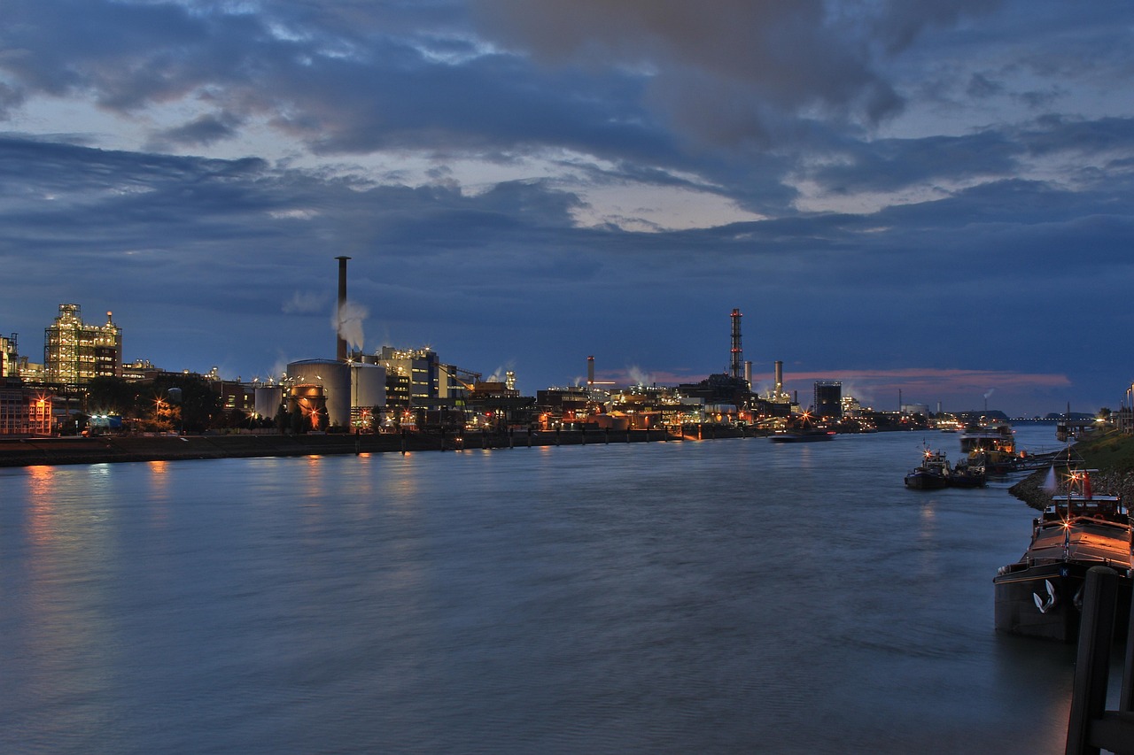 Rhein bei Ludwigshafen mit Industrieanlagen in der Abenddämmerung