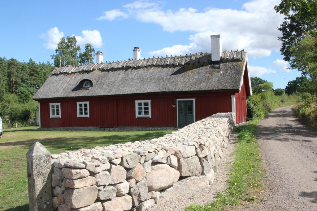 Husets framsida. Cottage garden för  blom- färgälskaren