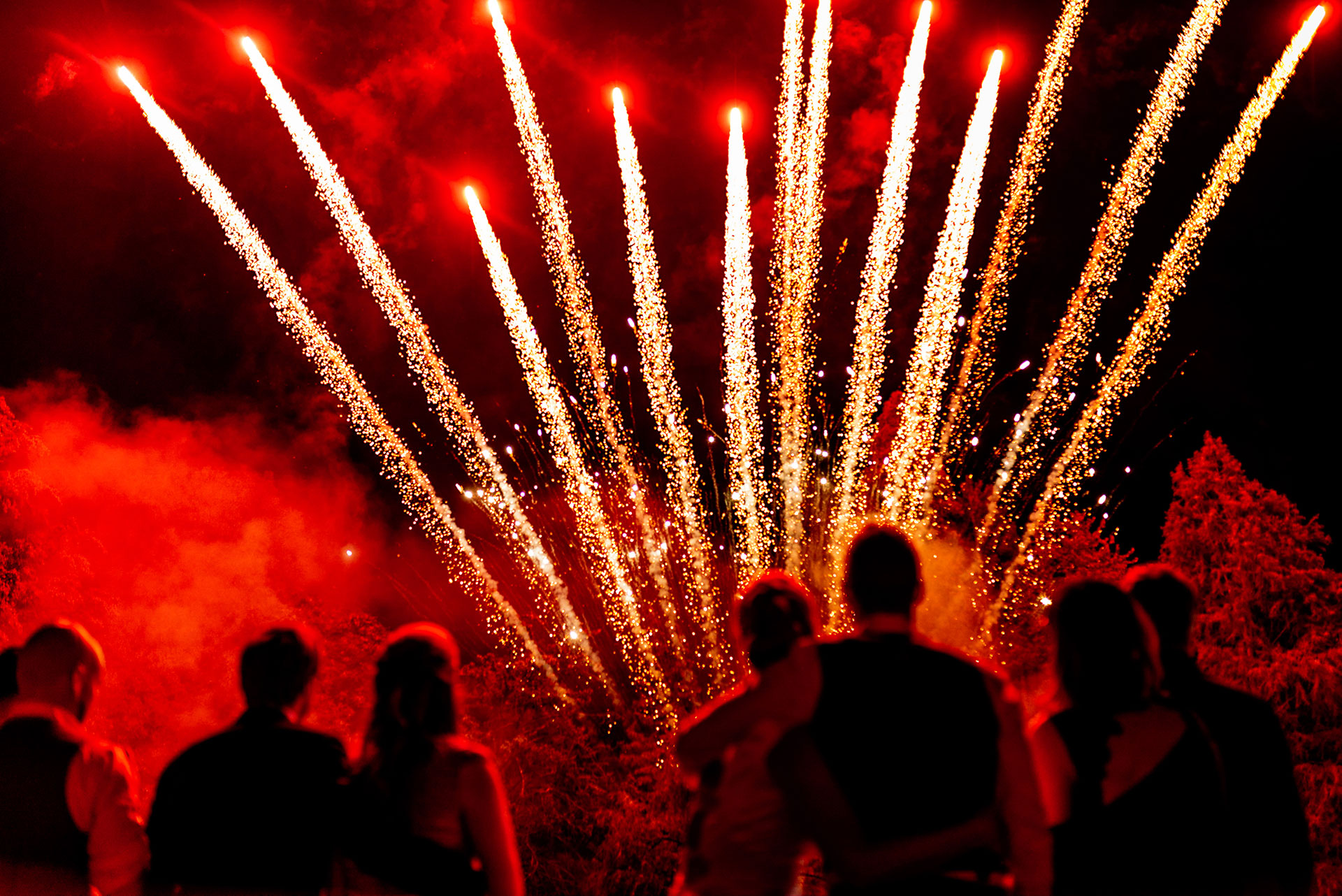 Hochzeitspaar vor nächtlichem Feuerwerk – Lowlight-Foto eines magischen Moments