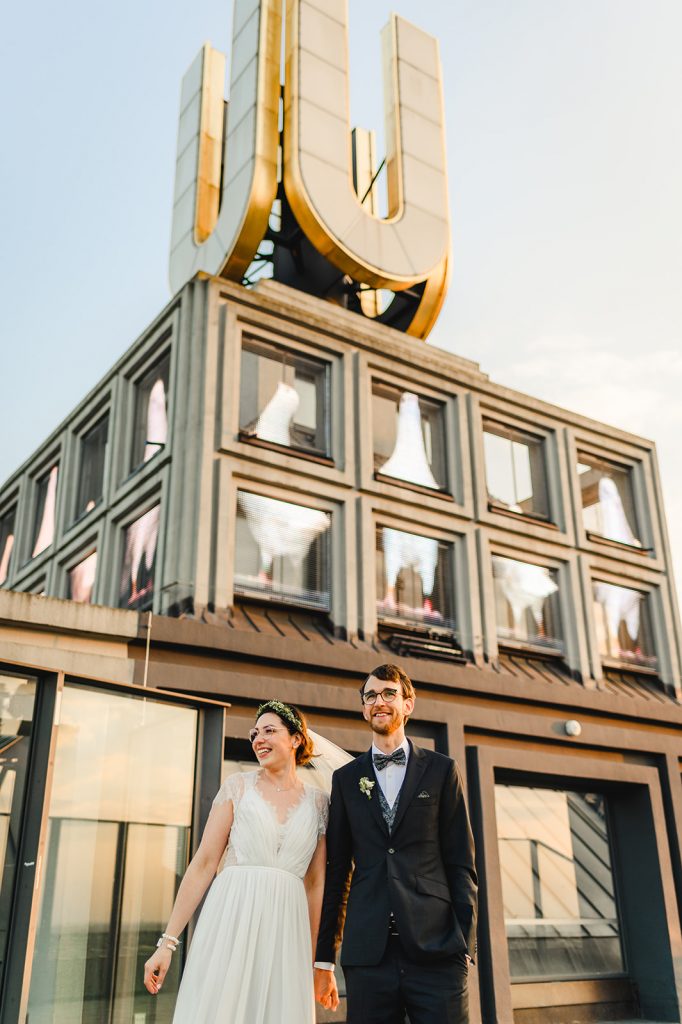 Brautpaar vor dem Dortmunder U bei Sonnenuntergang – moderne Stadthochzeit mit industriellem Flair und urbaner Kulisse.