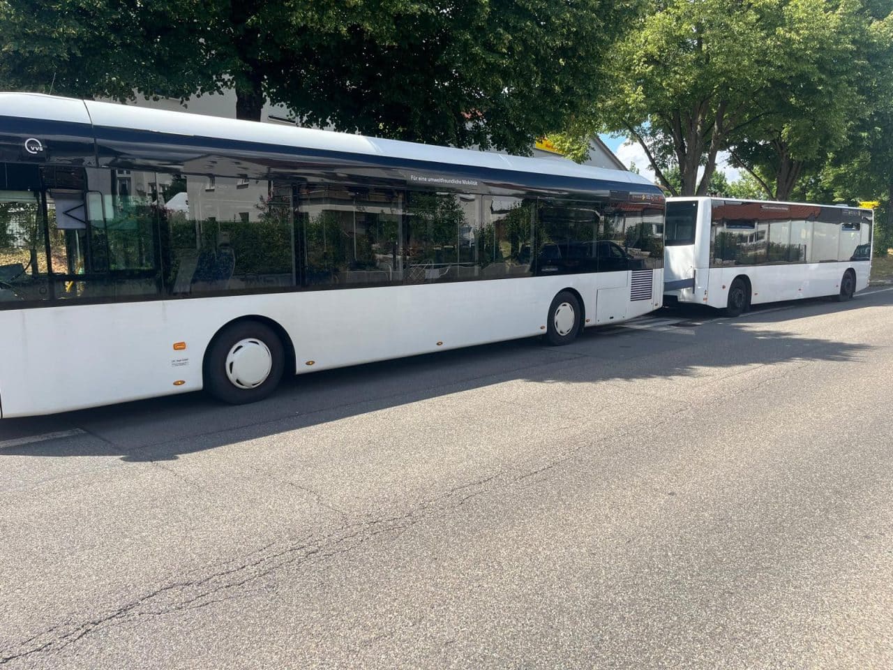 großer Linienbus mit Anhänger